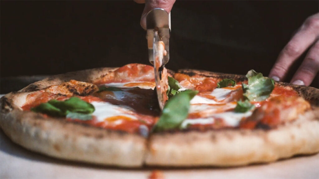 Foto van een pittige pizza met hot sauce